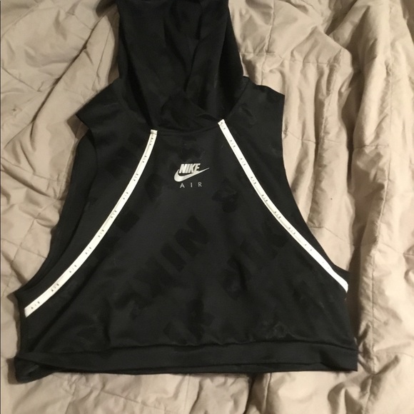 Nike crop tank with a hood - Picture 3 of 3